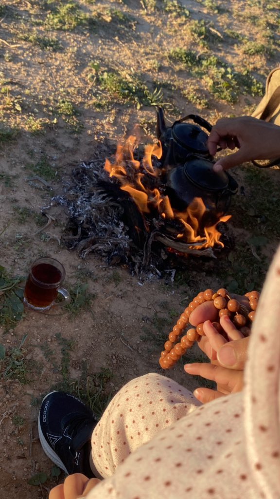 هاتِ يدك بيدي و لا تخافِ
قربي دفا و حضني لك امان