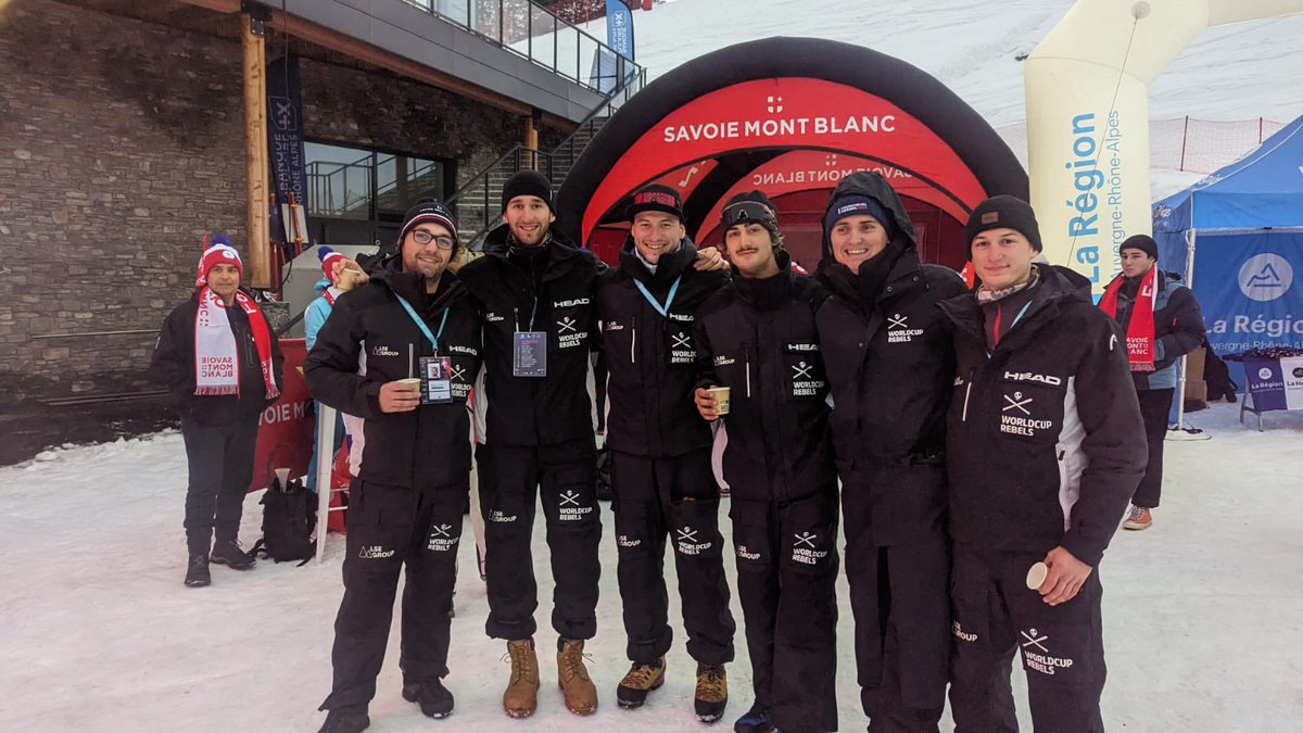 🔥🔥Coupe du Monde de ski alpin @courchevel : le fan club des #AmbassadeurSavoieMontBlanc est en place pour encourager les athlètes de la @FedFranceSki ! Ambiance de folie en attendant la tombée de la nuit pour le slalom en nocturne ! @fisalpine