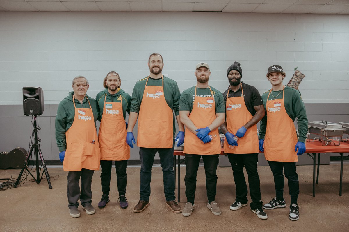 Earlier this week our players and staff had the pleasure of serving Christmas dinner at @HopeMission. Thank you to Hope Mission for all you do and giving us the chance to help fellow Edmontonians this holiday season. #OurTeamOurCity #GoElks