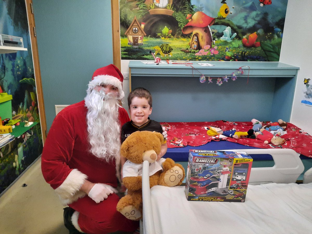 A very special visitor arrived to @UHW_Waterford today!! Thanks to the amazing Juniors for Juniors Foundation @Jr4Jr2 for organising the visit & also Waterford Healing Arts @WHATartshealth for all the great work they do keeping kids (& parents!) spirits up #Christmas 🎅