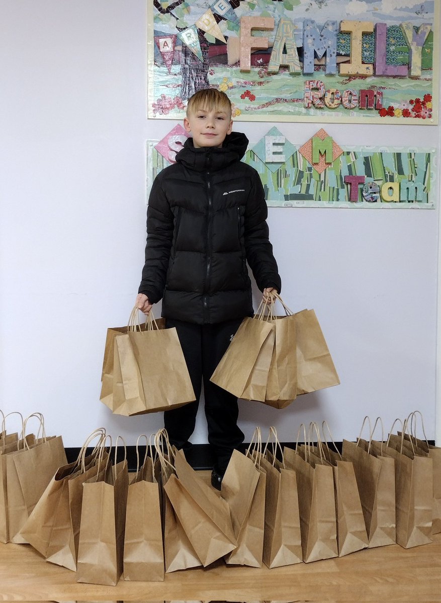 This legend has spent his own Christmas money on presents for every patient on Arden Ward! He's the son of one of my colleagues who's done an incredible job raising him. The world could do with more kids like him @PennineCareNHS @Djbatch07 @AntHassallNHS @mattwalshNDQ @ENazurally