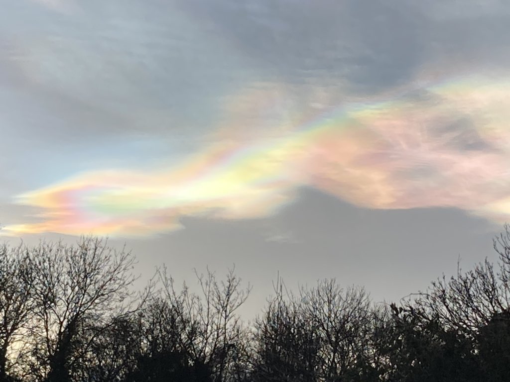 Sitting at home and saw this 👍 Nacreous clouds, supposed to a be rare pneumonia at 65-100k height 👍