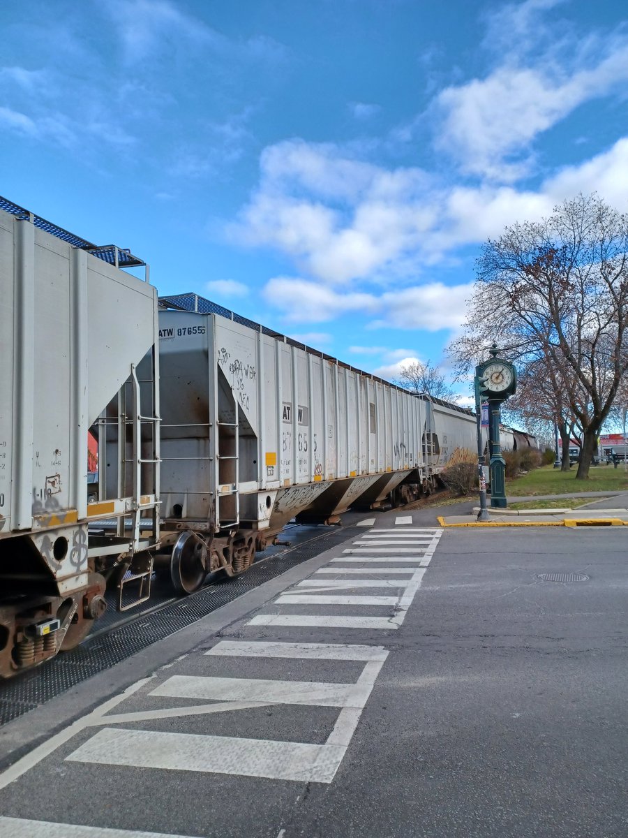 Yes, they are. And quite a long train. #HudsonNY #rail #railways