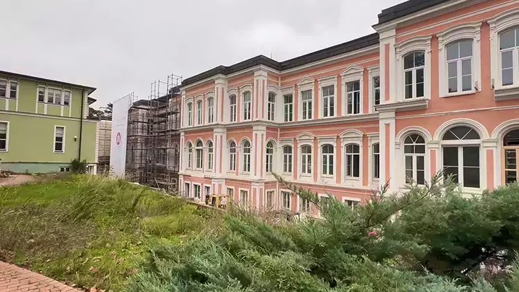 Yıldız Teknik Üniversitesi Çukursaray’ın Günce Durumu Hakkındaki Açıklamamızdır (1/18)

Cumhurbaşkanı Erdoğan’ın 2015 yılında katıldığı bir televizyon programında biz Yıldız Kampüsünü istiyoruz demesi üzerine İİBF, STF, FBE, SBE, rektörlük ve bazı idari binalar taşındı.