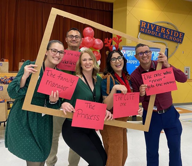 🎄 Wearing green, we’re a team AND we had a theme “family portrait” @buenosDiaz_sci @C_Martinez_5 @FORtheValley_DM RMS Science team is always #ForTheValley and number one in my heart ❤️