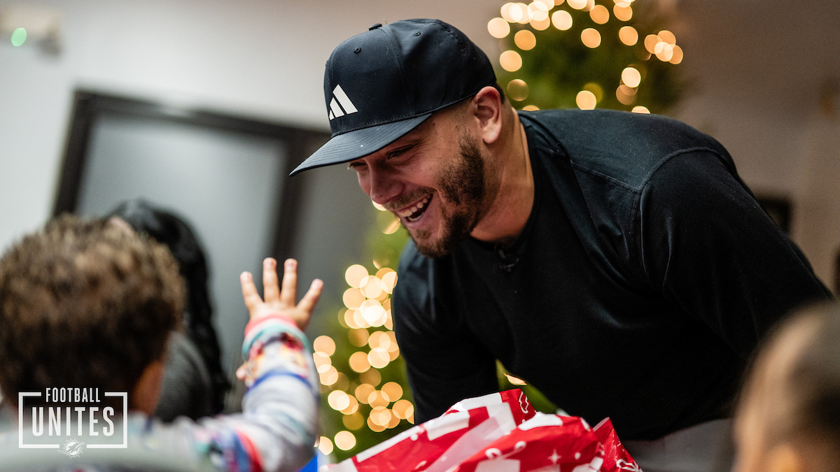 Our #WPMOY nominee @AI_XLV partnered with Beyond the Basics creating a December to Remember! Alec visited children in foster care at @SOSChildrenUSA to discuss his adoption story, enjoy dinner and provide holiday gifts. #FootballUNITES x #WPMOYChallenge