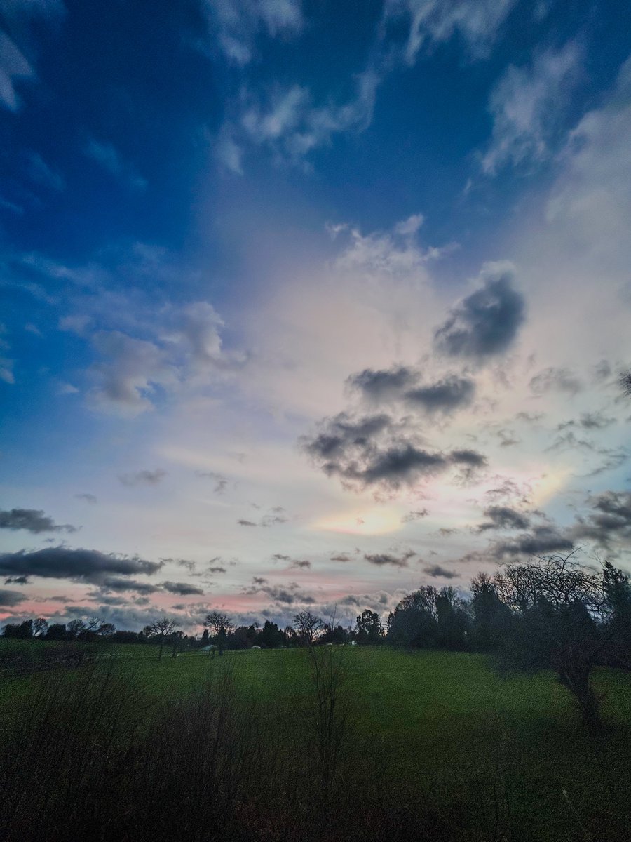 mike_tempest's tweet image. Just had to search for what the hell was going on above us, but these are rare phenomena called Nacreous Clouds, or Rainbow Clouds, truly stunning. #kent #uk