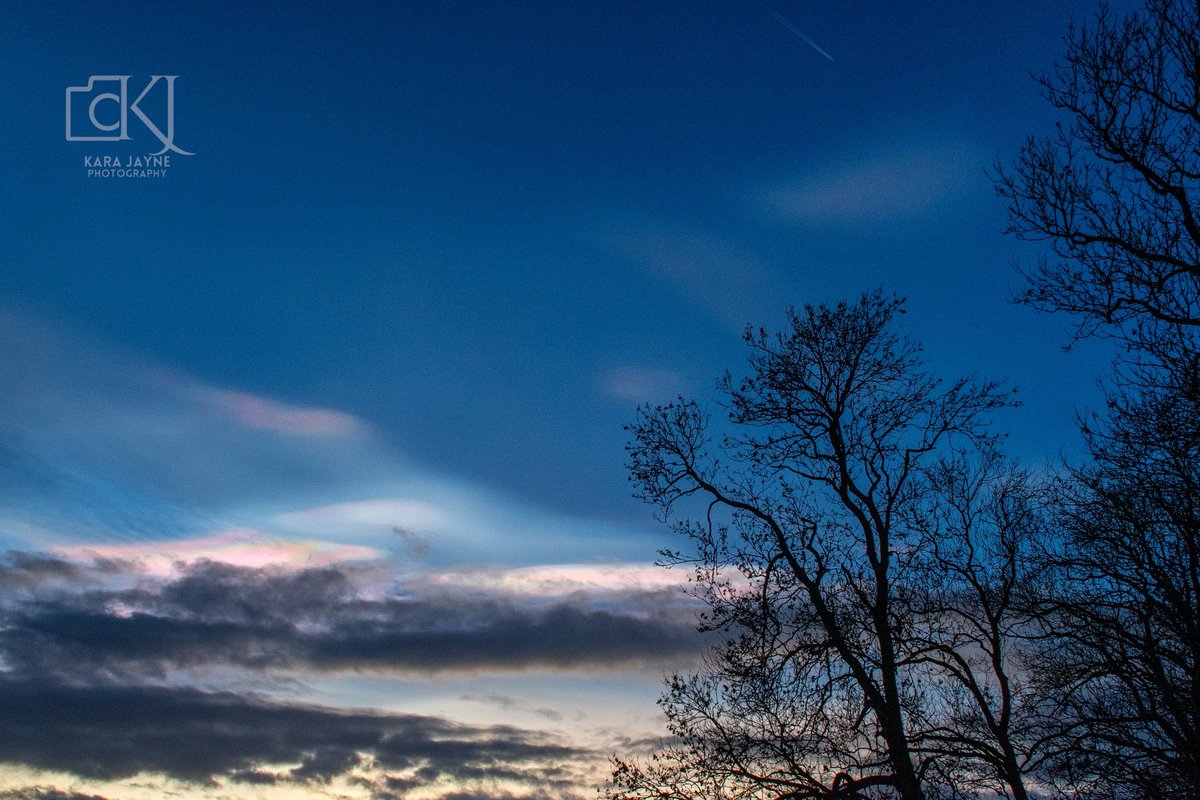 How stunning are these Clouds? #Nacreousclouds #LincolnshireWolds @DavidBflower @BBCRadioLincs @seandunderdale @cumbrianbluess @SCM_BD @miles_chains