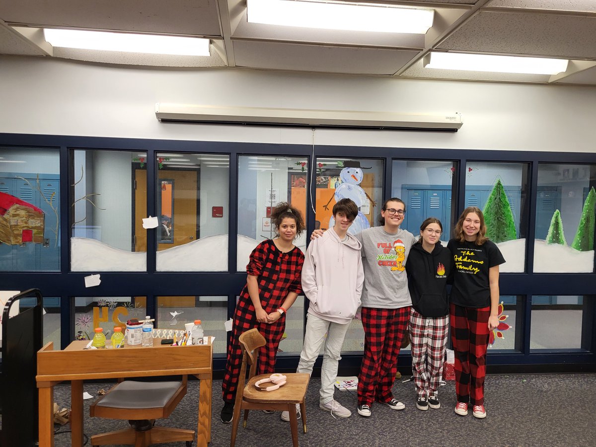 Some of our students spent the day beautifying our library windows with a variety of winter and holiday symbols! @RJLongNGSD @catoncurriculum @Jeff_Evancho 
#StudentsFirstAndForemost