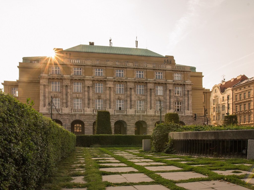 S velikou lítostí sledujeme zprávy o tragickém útoku na Filozofické fakultě UK. Rádi bychom vyjádřili Filozofické fakultě naši plnou podporu. Tento bezprecedentní útok na lidské životy nemá ve svobodné společnosti místo.