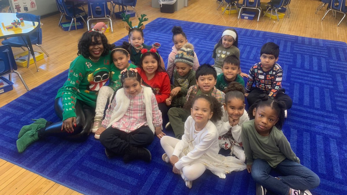 07003Carteret's tweet photo. Carteret Students &amp; Staff Love Grinch Day! https://t.co/t7EDLWOX1d