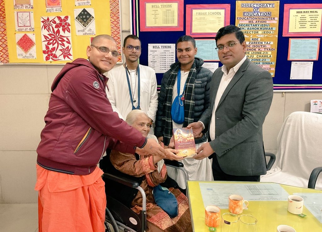 𝓓𝓻 𝓥𝓮𝓮𝓻𝓮𝓷𝓭𝓻𝓪 𝓟𝓪𝓽𝓱𝓪𝓴 (@vkpathak1) on Twitter photo "कर्त्तव्य-कर्म कर, फल की अपेक्षा किए बिना।" इस अद्भुत, शाश्वत और चिरंतन सत्य को अनुभव करने का आज सौभाग्य <a href="/iskcondelhi/">ISKCON Delhi</a>, <a href="/india_iskcon/">ISKCON India</a> <a href="/iskcon/">ISKCON</a> के स्वयंसेवकों के साथ हुआ। सप्रेम भेंट के साथ, शिक्षा में मूल्यों के आरोहण पर भी विचार-विमर्श हुआ। 🙏
#कर्मयोग "कर्त्तव्य-कर्म कर, फल की अपेक्षा किए बिना।" इस अद्भुत, शाश्वत और चिरंतन सत्य को अनुभव करने का आज सौभाग्य <a href="/iskcondelhi/">ISKCON Delhi</a>, <a href="/india_iskcon/">ISKCON India</a> <a href="/iskcon/">ISKCON</a> के स्वयंसेवकों के साथ हुआ। सप्रेम भेंट के साथ, शिक्षा में मूल्यों के आरोहण पर भी विचार-विमर्श हुआ। 🙏
#कर्मयोग