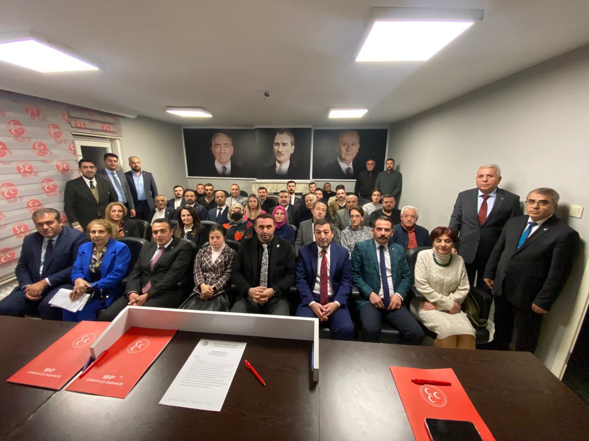 Teşkilatlardan Sorumlu İl Başkan Yardımcımız Sn.Ozan Özdemir, İl Yönetim Kurulu Üyelerimiz Sn.Timur Toprak ve Sn. İbrahim Coşkun ile birlikte İlçe Başkanlığımızı ziyaret ederek, İlçe Başkanımız Sn. Serkan Damar ve yönetim kurulu üyelerimizle istişare toplantısı düzenlediler.