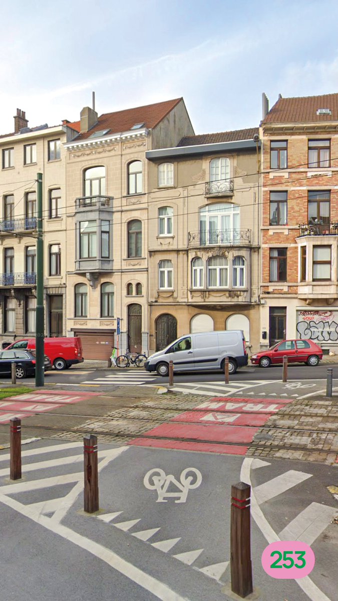 Een verkeersfilter op de Rogierlaan in Schaarbeek. Een kleine ingreep met veel resultaat: de trams rijden vlotter, 't is handig voor fietsers en het autoverkeer verloopt veiliger.

#BrusselVerandert