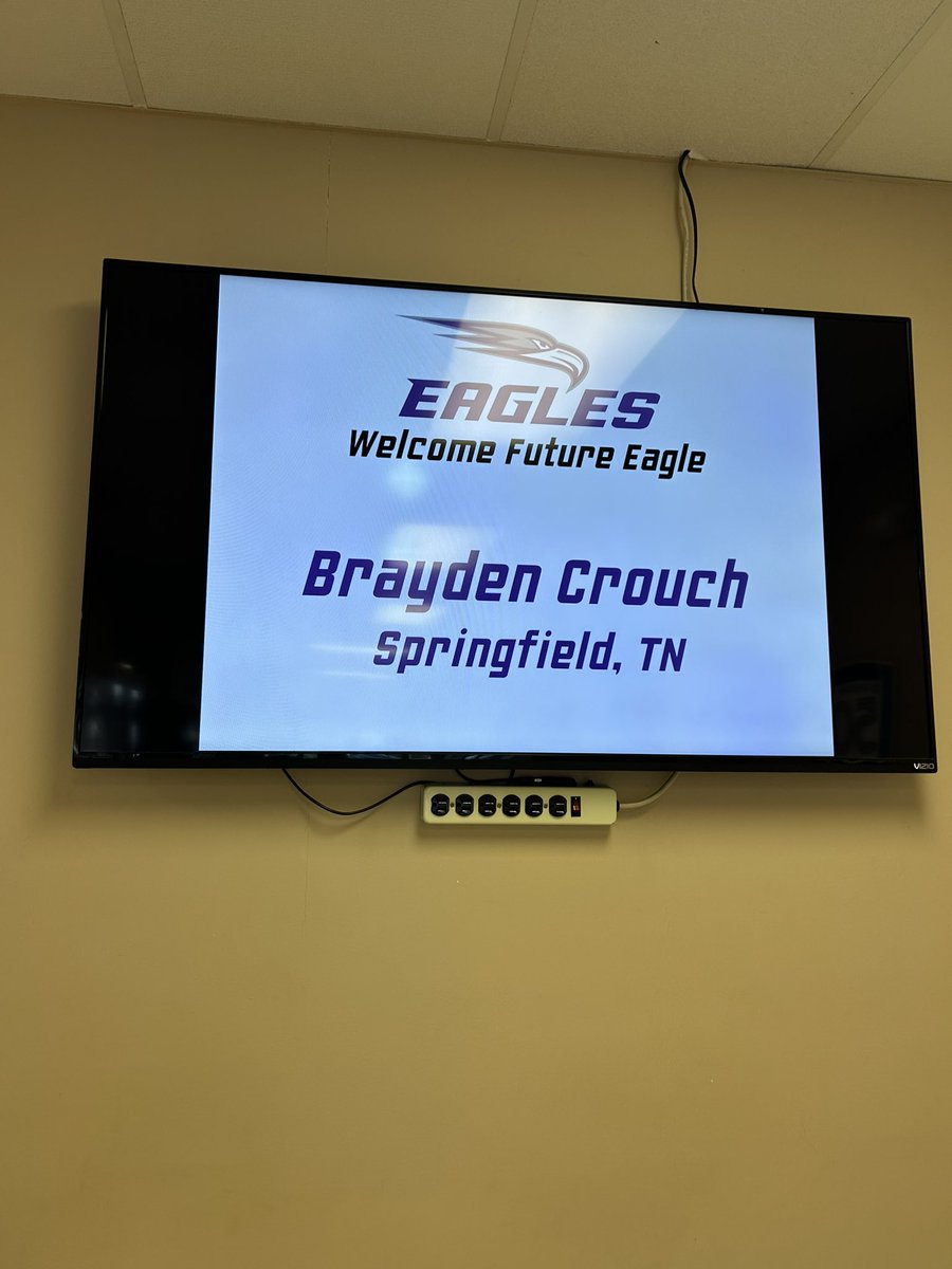 BraydenCrouch51's tweet photo. Had a great time @UofOAthletics! Thank you to these Awesome coaches and the staff for making this visit great! @CoachVBarber @Parker_Howell @PFL_Sports #Eagleup #HardWorkPaysOff https://t.co/DHhEJzVj3o