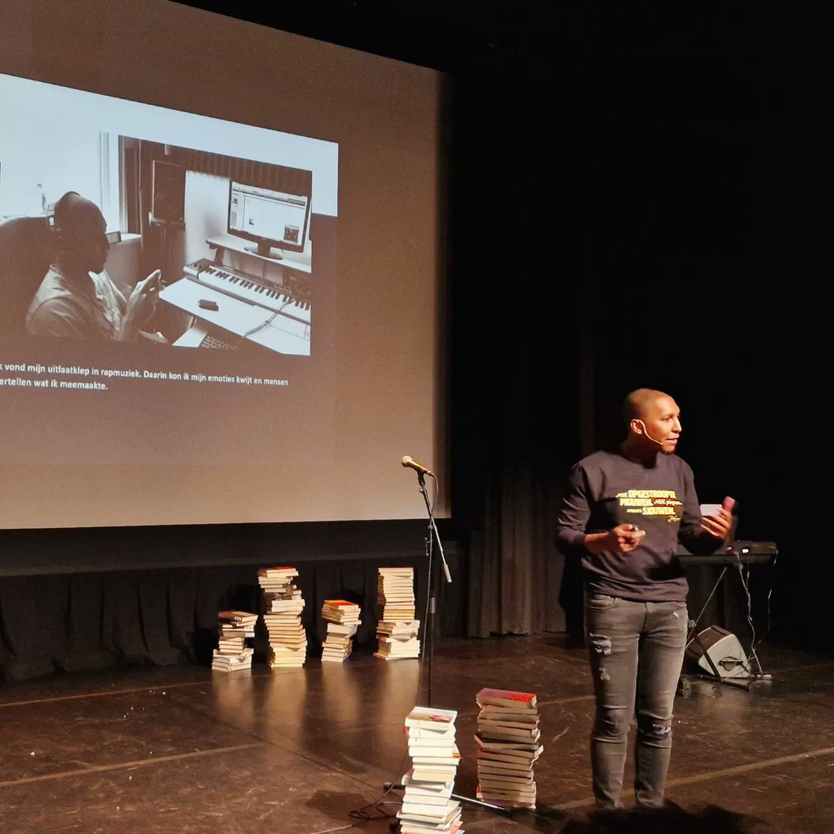 Voor mijn afscheidsoptreden, tijdens Poëzie aan de Schie, is deze speciale editie van de shirts en sweaters gemaakt in samenwerking met <a href="/schiedam/">Gemeente Schiedam</a>.collectie.

Verkrijgbaar bij @stripesjeansstore aan de Hoogstraat 62 in Schiedam.