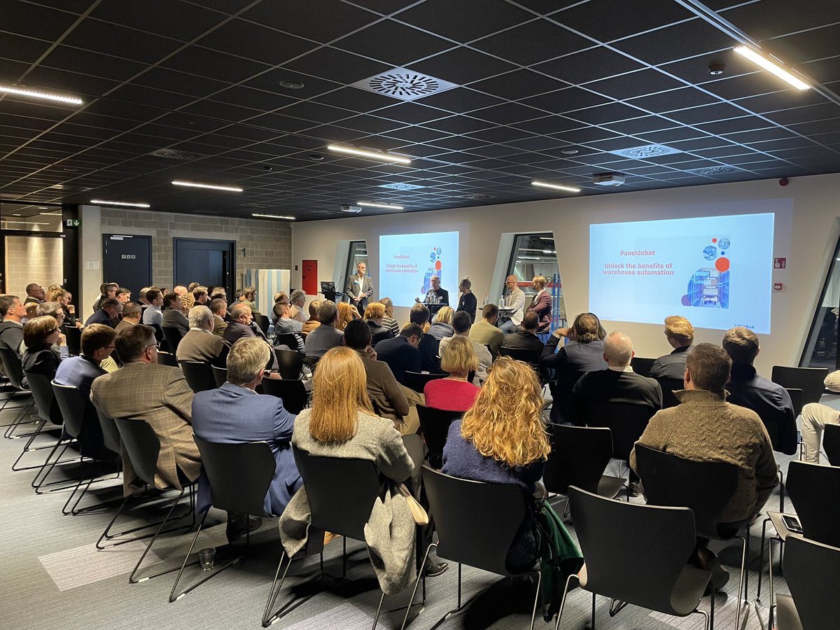 Closing debate ‘Unlock the benefits of warehouse automation’. Full house @ Logiville. #Empowering Logistics <a href="/Nike/">Nike</a> <a href="/Deloitte/">Deloitte</a> @Knapp <a href="/ProcterGamble/">Procter & Gamble</a> @Distrilog