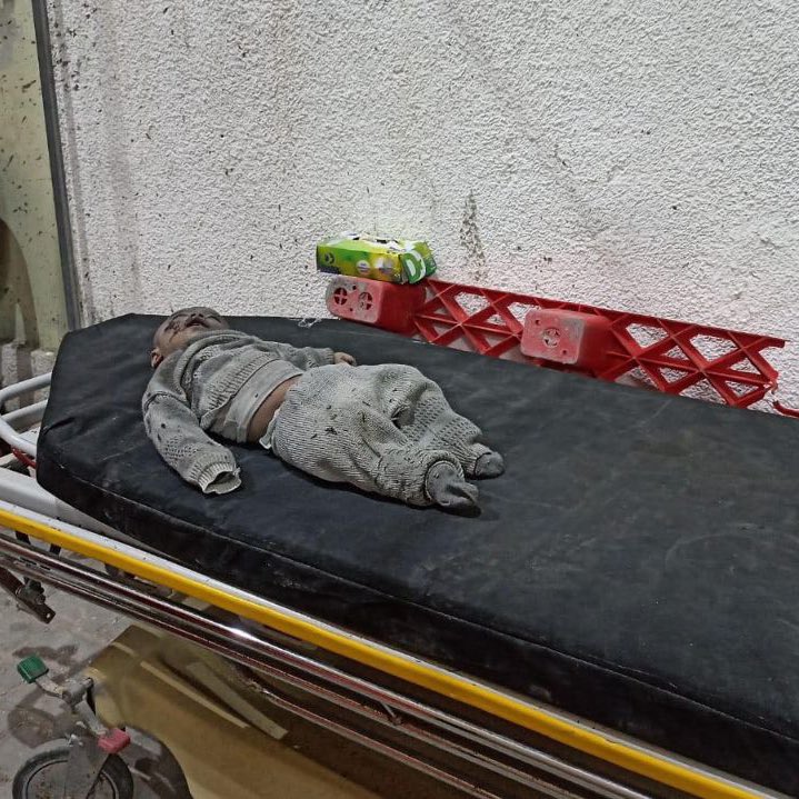 هذا الطفل قتله الاحتلال الإسرائيلي قبل قليل بقذيفة أمريكية على بعد مئات الأمتار من الجدار الفاصل بين مصر وقطاع غزة.
#GazaGenocide