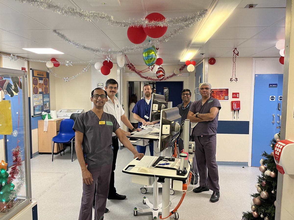 sitenroy's tweet image. You will not know who is an F1 and who is a Const on the wards today. Great teamwork and camaraderie. Everybody looking after not only the patients, but also one-another. Thanks Huma for the well-being ‘samosas’, which disappeared quickly😋. @SWBHnhs  @markanderson55  @doc_hnaqvi