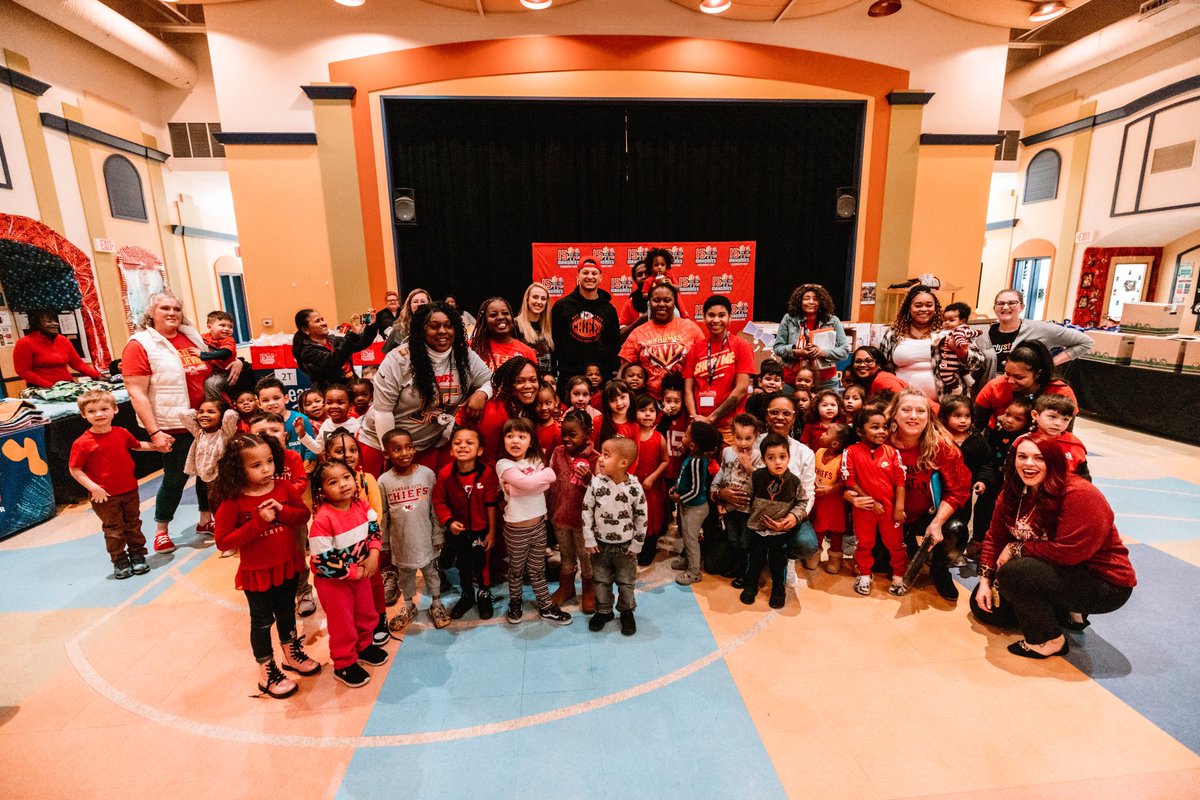 15andMahomies's tweet photo. Patrick and Brittany Mahomes joined @earlystartkc for a clothing and supply donation supporting children and families living in the most economically distressed zip codes in the Kansas City area. The event allowed the kids to meet Patrick and Brittany, take photos and pick out the clothes for the winter. ❤️

#WPMOYChallenge + @PatrickMahomes