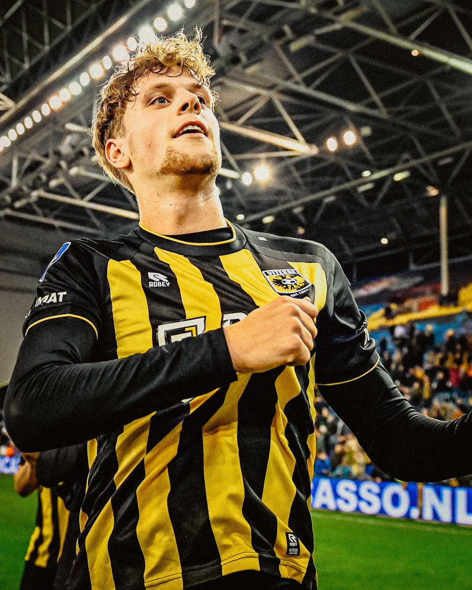 MijnVitesse's tweet photo. Debuut van een échte Vitessenaar! 💛🖤
#Vitesse #VIThee https://t.co/9b1jPedGfe