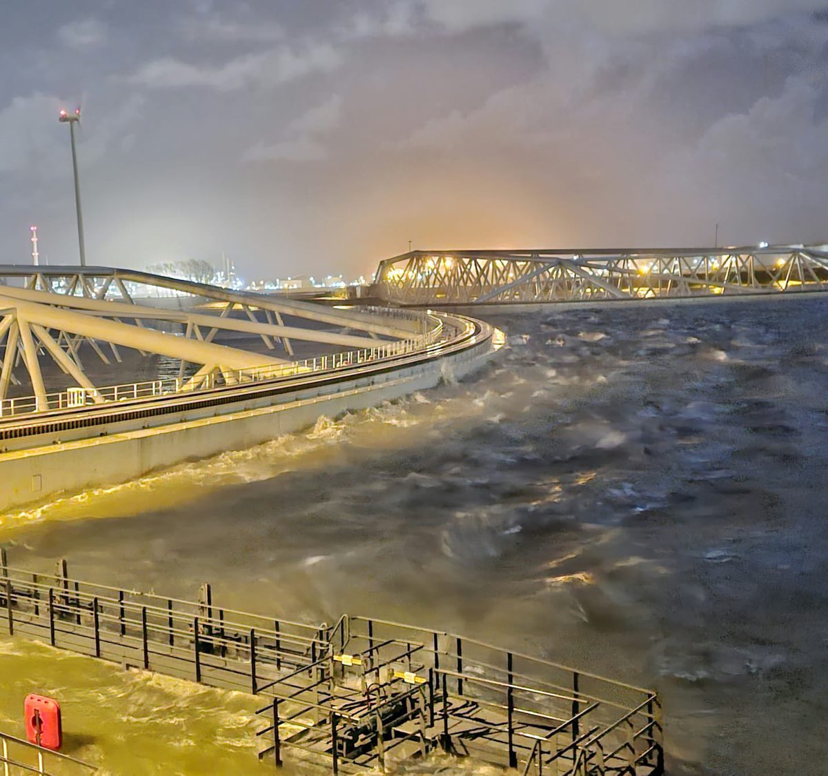 Via mijn broer krijg ik zonet een geweldig foto van de gesloten #maaslandkering Dit soort geweldige kunstwerken maakte we in het verleden om #Nederland te beschermen. #hoogwater
