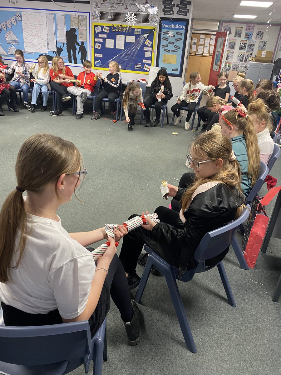 rjsyear6's tweet photo. Y6 had great fun this afternoon at their Christmas party. https://t.co/IlV91kFe0Q