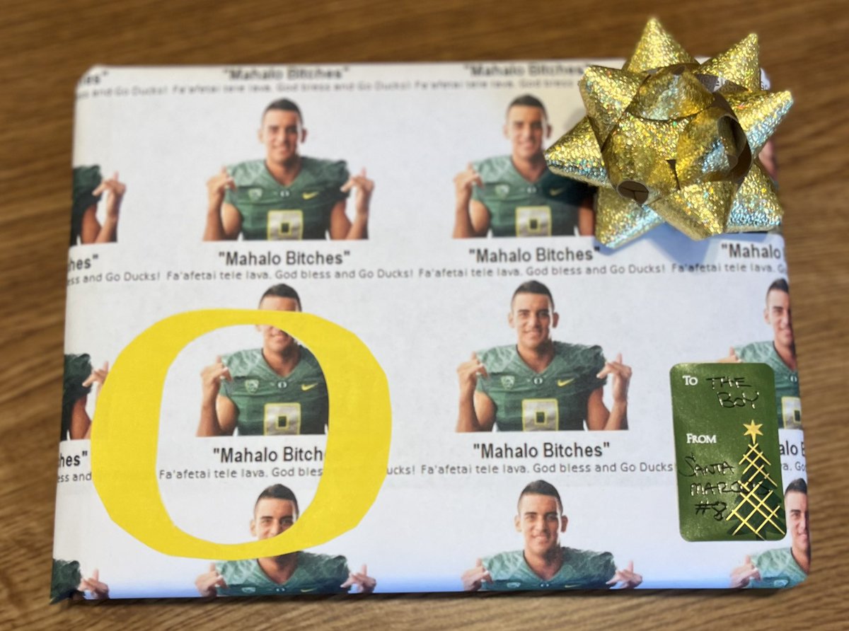 Finishing up my Christmas wrapping and “Santa Marcus” is making another visit this year…

Go Ducks!!!
💚💛🦆💛💚

#goducks  #marcusmariota