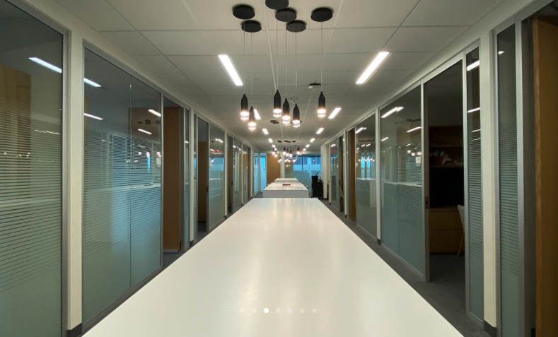 fsikc's tweet photo. Feeling festive with @HughesHubbard's vibrant pops of red in their latest project! 🎄 From demountable walls to window shades and acoustic baffles, they've created a stunning space.

🛠 GC: Evardy Construction
📐 Architect: Perspective

See more: https://t.co/wqacl3RJDr https://t.co/Disi0qt0nO