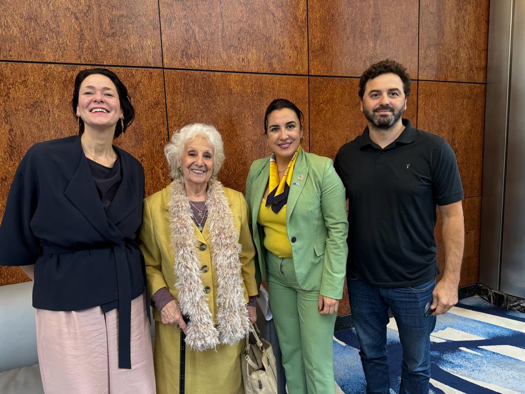 Reunid@s con la fundadora de Las Abuelas de la Plaza de Mayo. Apoyamos a las organizaciones de derechos humanos para seguir indagando los crímenes de la dictadura Argentina. Velaremos para que no haya retrocesos en esta materia ni en igualdad de género. @MonicaSilvanaG