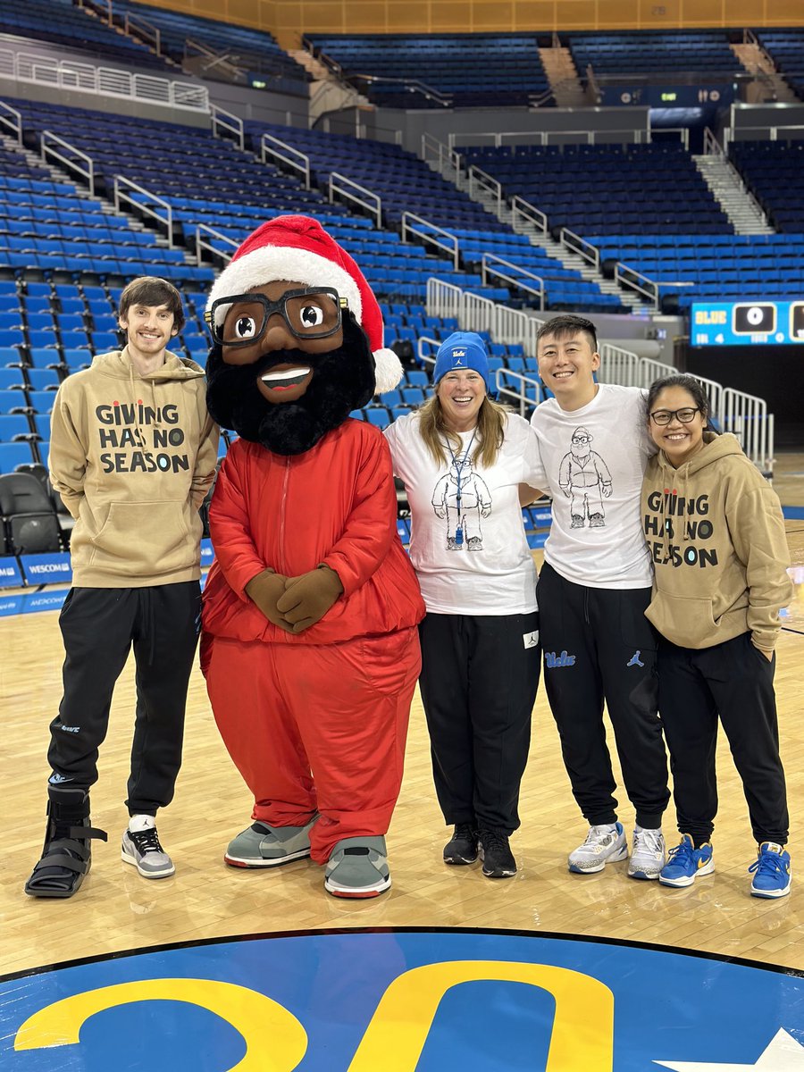 Love ⁦@Uwishco⁩ & ⁦@blacksanta⁩ and what they are doing in the community! ⁦⁦@BaronDavis⁩ has been such a huge support of me and @uclawbb ! Having fun with our Holiday game!