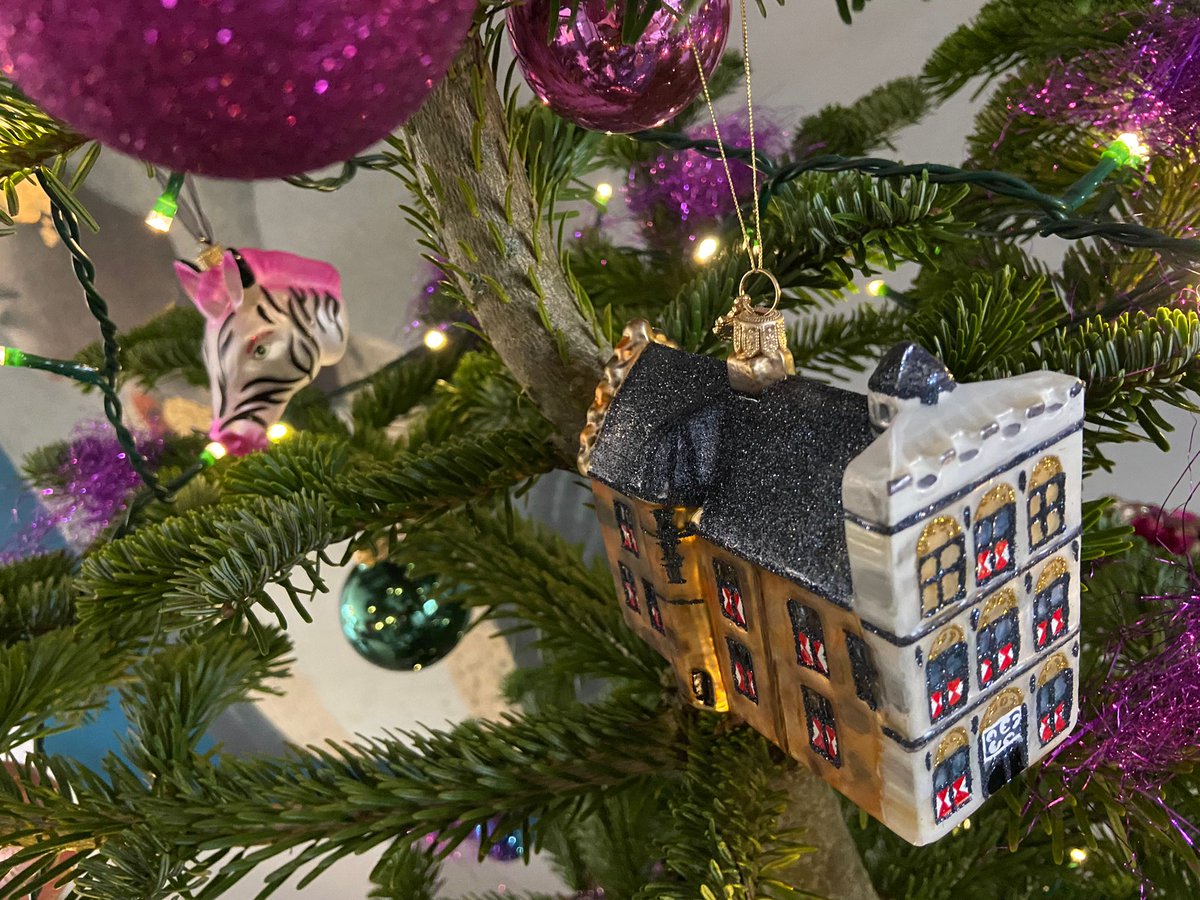 Wij wensen jullie allemaal gezegende, zalige en gelukkige kerstdagen. "Een warm hart, een warm huis, een warme Kerst".