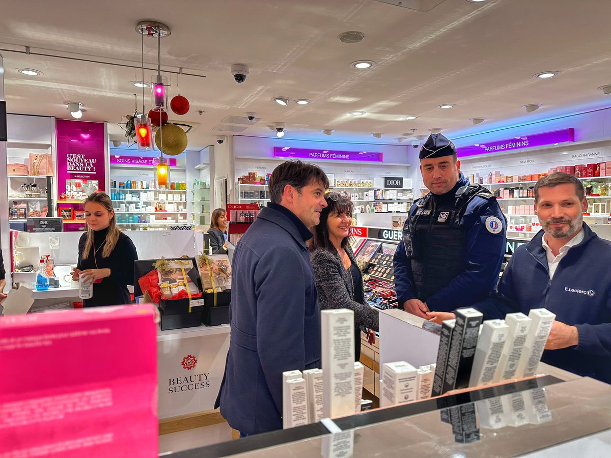 [#ContreLesVols] Le plan Anti Hold-up actif sur le 06, pour des fêtes de fin d'année en toute sécurité, Ce soir la Police Municipale @villedegrasse aux côtés de la @PoliceNationale  @PoliceNat06 tous Unis contre la #delinquance pour votre #securité @Nice_Matin @Leclerc