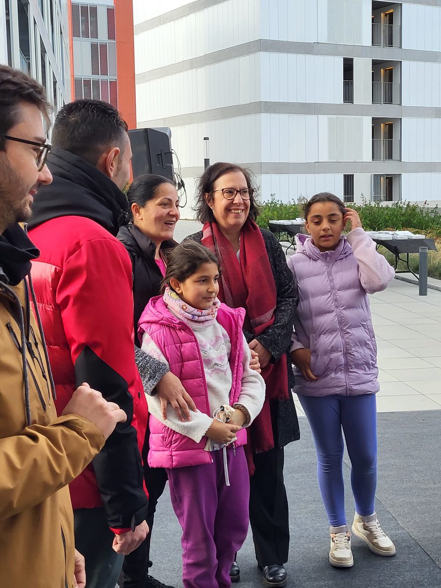 deusedes's tweet photo. Emocionant i emotiu acte d’entrega de claus d’habitatge públic, per part de la regidora @rgileiroa a 76 famílies que a partir d’avui formen part del barri de #LaMarinaPratVermell i @BCN_SantsMont #habitatge #barri #projectesdevida #anemperfeina https://t.co/MbjGe9ik1K