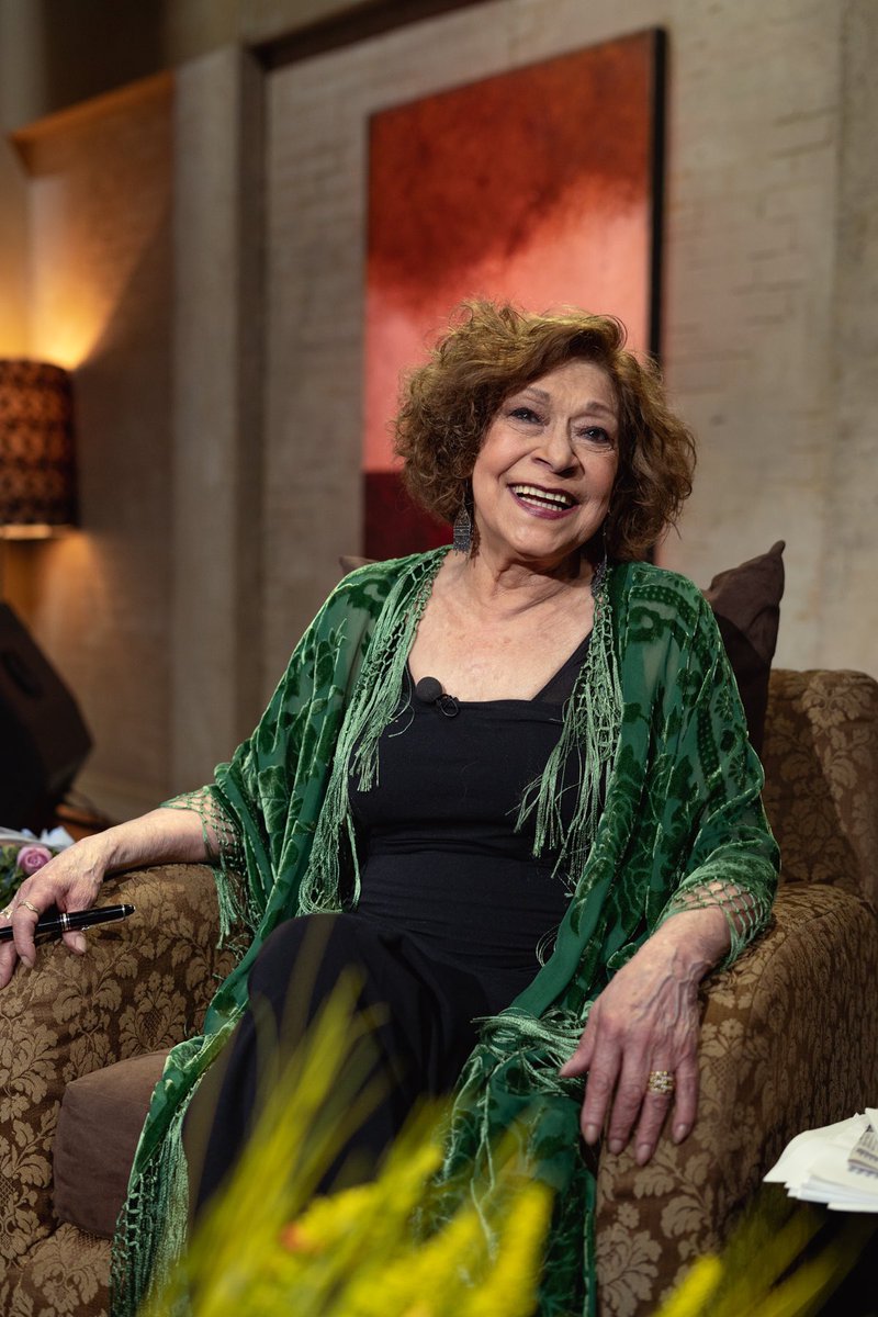 malvestida's tweet photo. ¡Hasta siempre, Cristina Pacheco! ⭐️La periodista y escritora mexicana falleció a los 82 años dejando un lugar irremplazable en la escena cultural mexicana 🇲🇽  Fue inspiración para que muchas personas decidiéramos seguir una carrera en el periodismo 📝📸 https://t.co/Hj8V5nu9K9