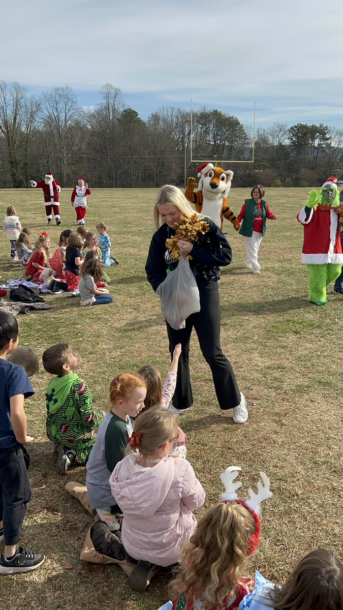 charlesw2015's tweet photo. Thanks to the Draughn High School marching band, cheerleaders, and special guests for making our kids day! They brought the parade to us! Special thanks to Mrs. Blalock for coordinating! #ignitelearningbcps @ves_tigers https://t.co/Lf9md462Ub