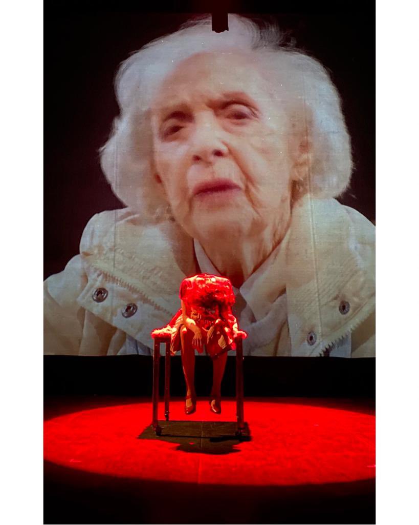 El Teatro Finis Terrae lamenta el fallecimiento de la gran #CarmenBarros a quien tuvimos el honor de tener en temporada en marzo en la obra Auge y Caída del Ruiseñor. Sus restos serán velados este viernes en el @teatrooriente (Pedro de Valdivia con Providencia). 🕯🕊