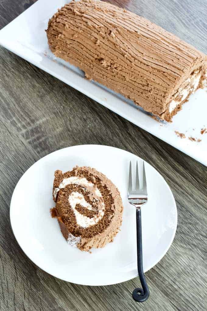 Chocolate Yule Log ⇣ mindyscookingobsession.com/chocolate-yule… Making a Yule Log is a fun tradition you can get the whole family on board with - give ours a try or save for later! 

#yulelog #chocolate #desserts #baking