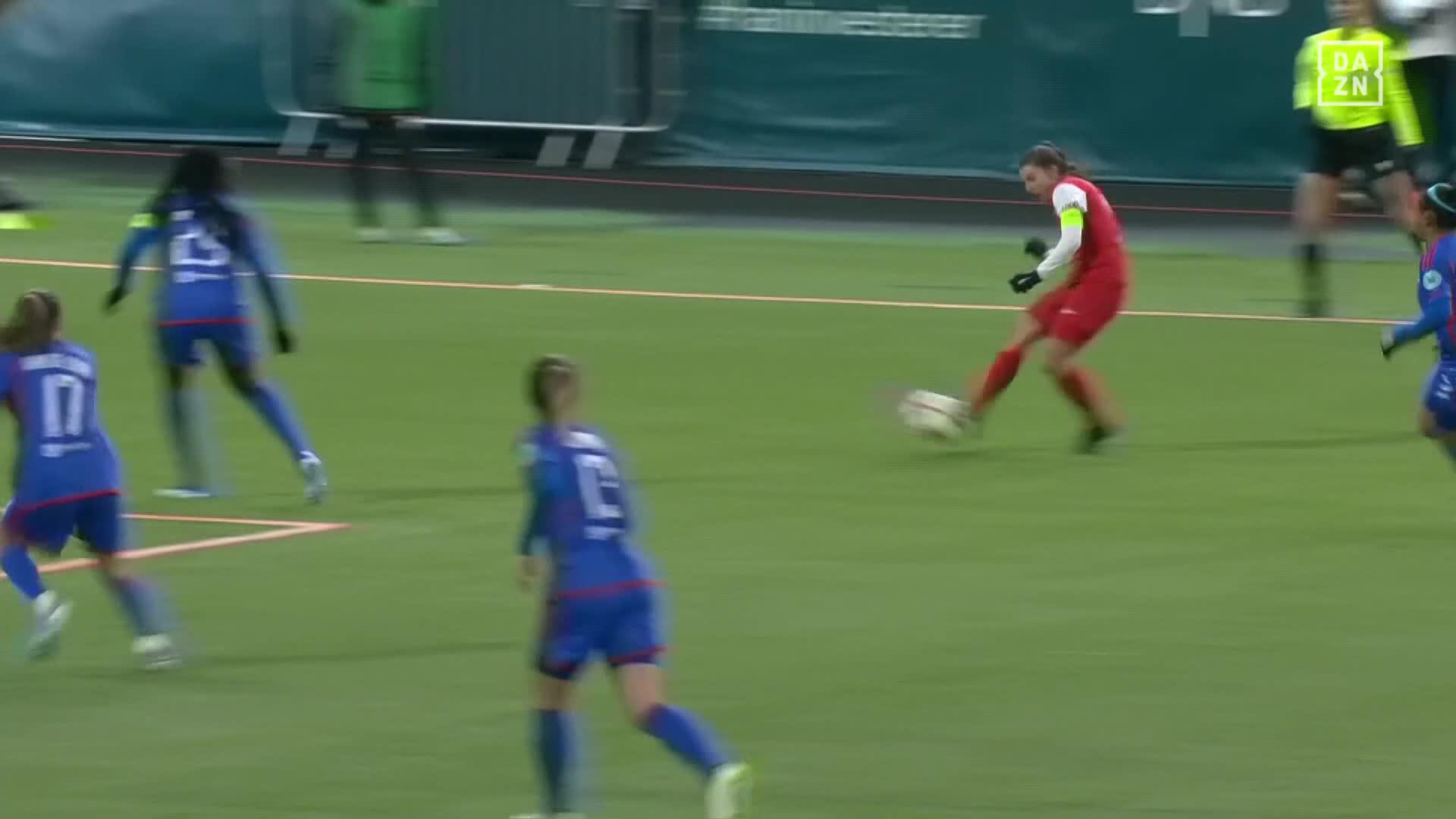 SUPER SAVE from Christiane Endler to stop Brann from equalising. 🧤🏴󠁧󠁢󠁥󠁮󠁧󠁿 🎙️ 👉  🇫🇷 🎙️ 👉  🇳🇴 🎙️ 👉