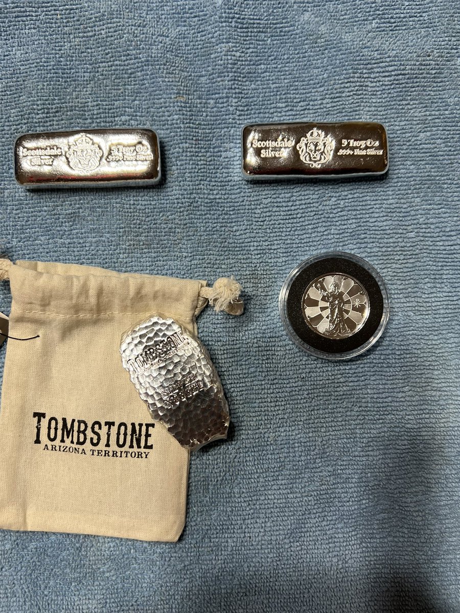 cjjohns67264517's tweet image. “Tis the season” 
Absolutely beautiful. #silver #PreciousMetals #scottsdalemint #silversqueeze