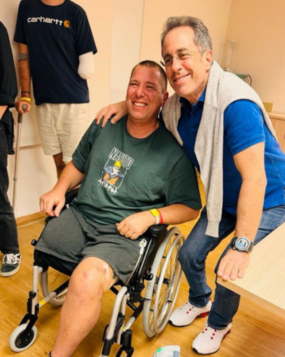 Jerry Seinfeld is a mensch. Today he visited with survivors of the Oct 7 massacre, spending time with amputees. 📷 @sheba_medical