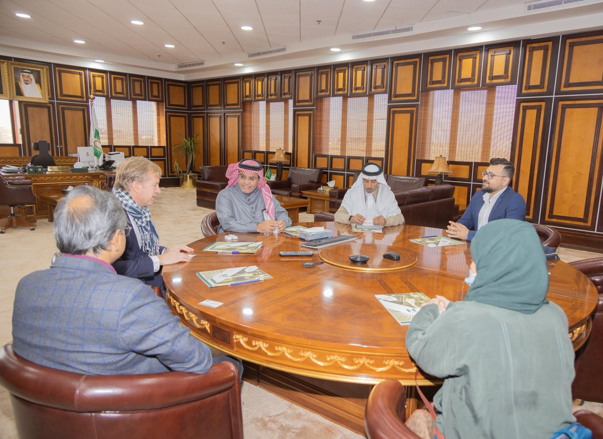 U_Tabuk's tweet image. معالي رئيس #جامعة_تبوك يلتقي وفد من شركة  #oneweb، حيث جرى خلال اللقاء بحث سبل التعاون في المجالات الأكاديمية  والبحثية في مجال الاتصالات عبر #الأقمار_الصناعية من خلال محطة oneweb الأرضية بالمدينة الجامعية. 

@U_Tabuk 
@NEOM