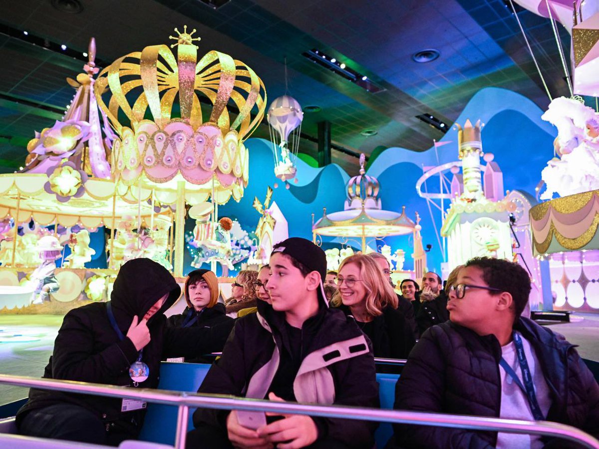 Charlotte Caubel (@charlottecaubel) on Twitter photo Que ce soit aux côtés des Pères Noël verts ou à Disneyland avec <a href="/fadila_khattabi/">Fadila Khattabi</a>, en cette période de fêtes de fin d’année, nous souhaitons apporter du bonheur aux enfants ! Merci à tous les bénévoles qui accompagnent les enfants et les familles.
🙏 <a href="/SecoursPop/">Secours populaire</a> <a href="/AIre_DITEP/">AIRe</a> Que ce soit aux côtés des Pères Noël verts ou à Disneyland avec <a href="/fadila_khattabi/">Fadila Khattabi</a>, en cette période de fêtes de fin d’année, nous souhaitons apporter du bonheur aux enfants ! Merci à tous les bénévoles qui accompagnent les enfants et les familles.
🙏 <a href="/SecoursPop/">Secours populaire</a> <a href="/AIre_DITEP/">AIRe</a>