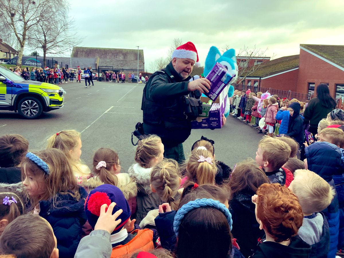 Santa and his helpers arrived today at Hardy Memorial thanks to Gary McCoo @RichhillAFC , @PSNIABC and our committed local sponsors! Thankyou so much , once again you have made Christmas so special for our pupils 🎉🎄😍