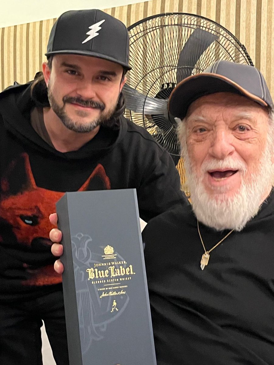 Un regalo para el Coco! 🥃🙏🏻⚽️
<a href="/Alfio_Basile/">Alfio Basile</a> 

Linda noche en <a href="/LaRayaRetiro/">La Raya</a> <a href="/Ccodina/">Claudio Codina</a> 🙌🏻

#CocoBasile #BlueLabel #Elixir