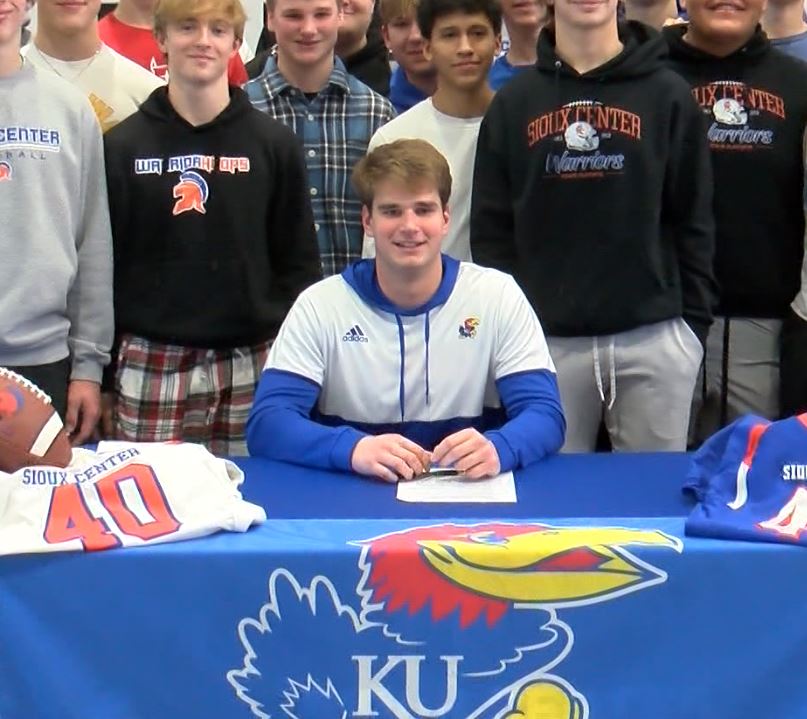 MAKING IT OFFICIAL!

<a href="/SiouxCenterHS/">Sioux Center High School</a> senior TE Carson Bruhn took the first step into his college career as a Jayhawk, inking his National Letter of Intent to <a href="/KU_Football/">Kansas Football</a> during the early national signing period!

WATCH HERE🏈✍️⏬
siouxlandproud.com/sports/siouxla…