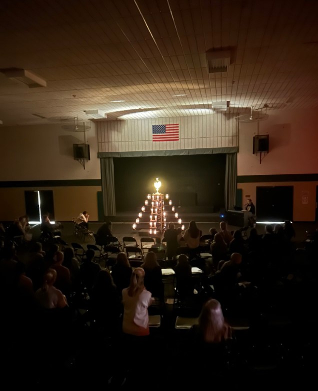 FaithDiscussion's tweet image. The Well held its Burning Bush night Monday in St. Mary's Gym, closing out the semester with 2 hours of adoration, confession &amp;amp; healing prayer for the #PW high schoolers.

It was the perfect way for the students to head into Christmas break — in our Lord's presence.