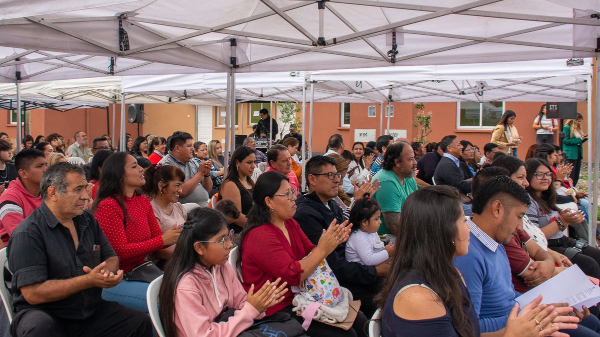 El gobernador de la provincia, @carlossadirjuy, encabezó el acto de entrega de 66 unidades habitacionales en la localidad de Pálpala. El grupo habitacional corresponde al Programa Casa Propia- Construir Futuro'. bit.ly/47f93Tb