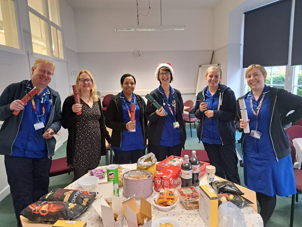 We managed to get together and take some time out to have lunch together today to celebrate Christmas. The UHL TV team wish everyone a Happy Christmas . Anna, Sol, Disha and Gurv, we missed you (Helen was taking the photo) @KerryTebbutt @SolangeGaspar88