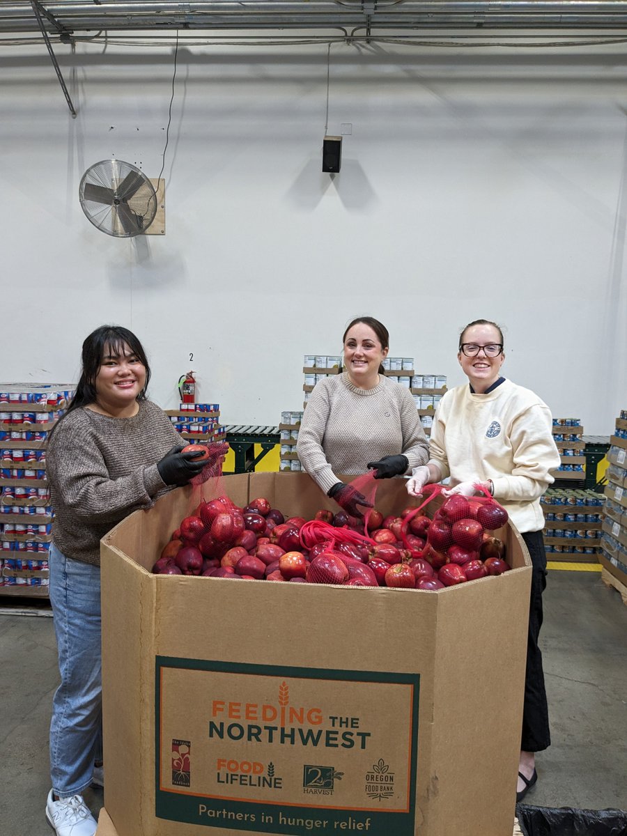 SDHungerCo's tweet image. Team SDHC was proud to partner with Team Jacobs yesterday to volunteer at the San Diego Food Bank.  Our food banks have seen an increase in need in order to close the 13.4 million missing meals needed for a nutrition-secure region. 
#HungerFreeSD